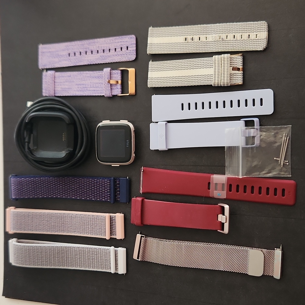 Fitbit Versa Rose Gold with accessories